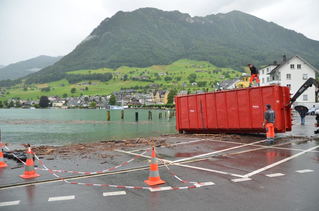 Am Seebuchtplatz in Buochs wird ein Container mit Schwemmholz abtransportiert.