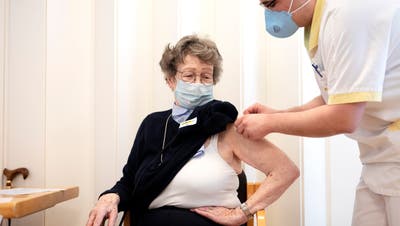 Augen zu und durch: Pflegefachfrau wird 1957 in den USA gegen die asiatische Grippe geimpft. (Anonymous / AP)