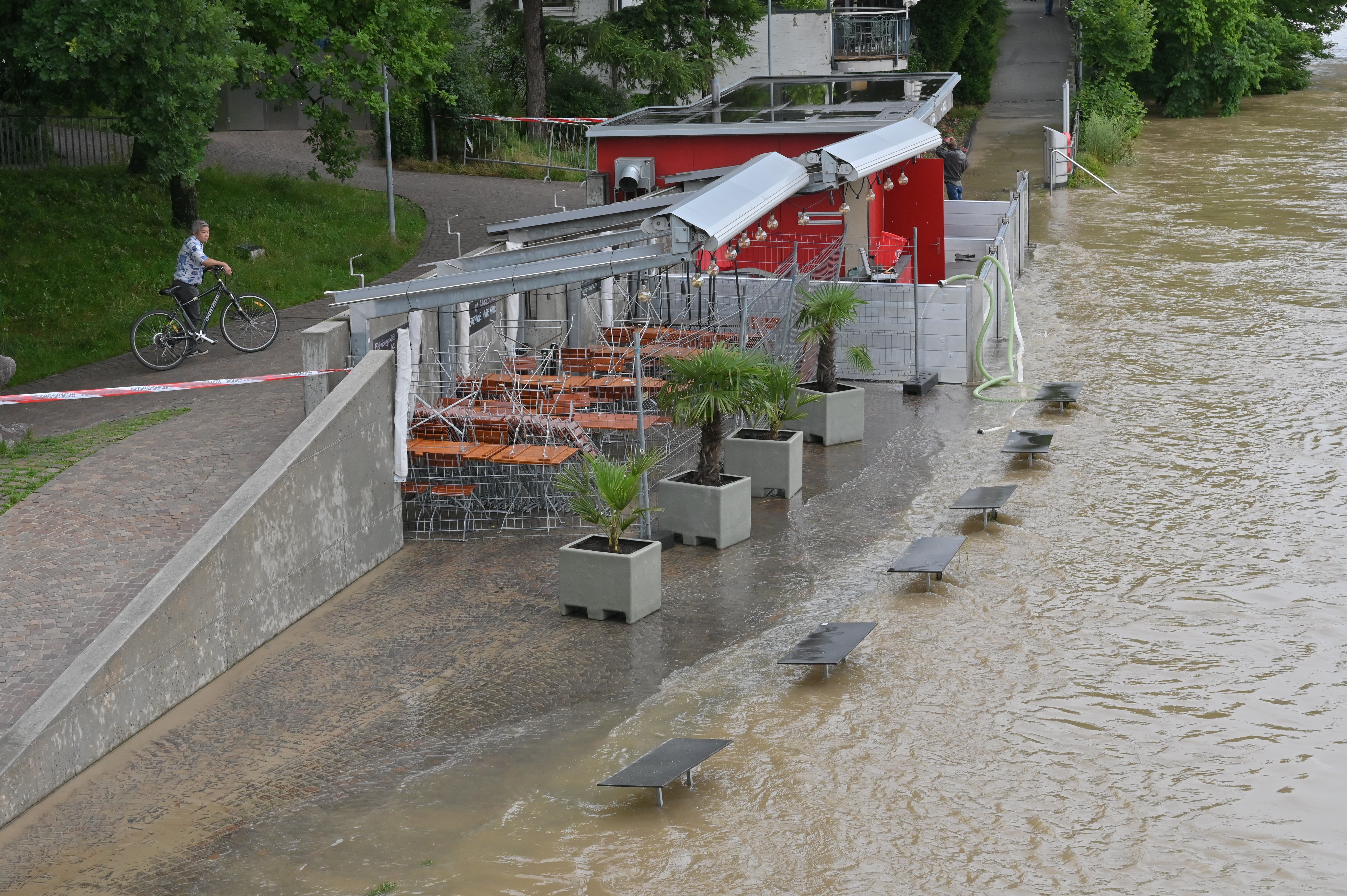 Am Dienstagabend hat sich die Hochwassersituation beim «Aarebistro» leicht entspannt.