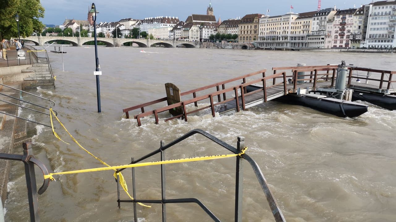 Der eigentliche Zugang zum Rhein und zum Fährensteeg wurde abgesperrt.