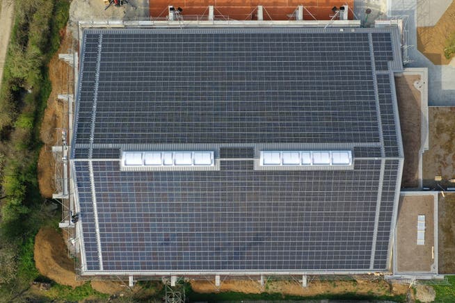 So sieht die Solaranlage auf dem Dach der neuen Dreifachtennishalle in Frick von oben aus. 