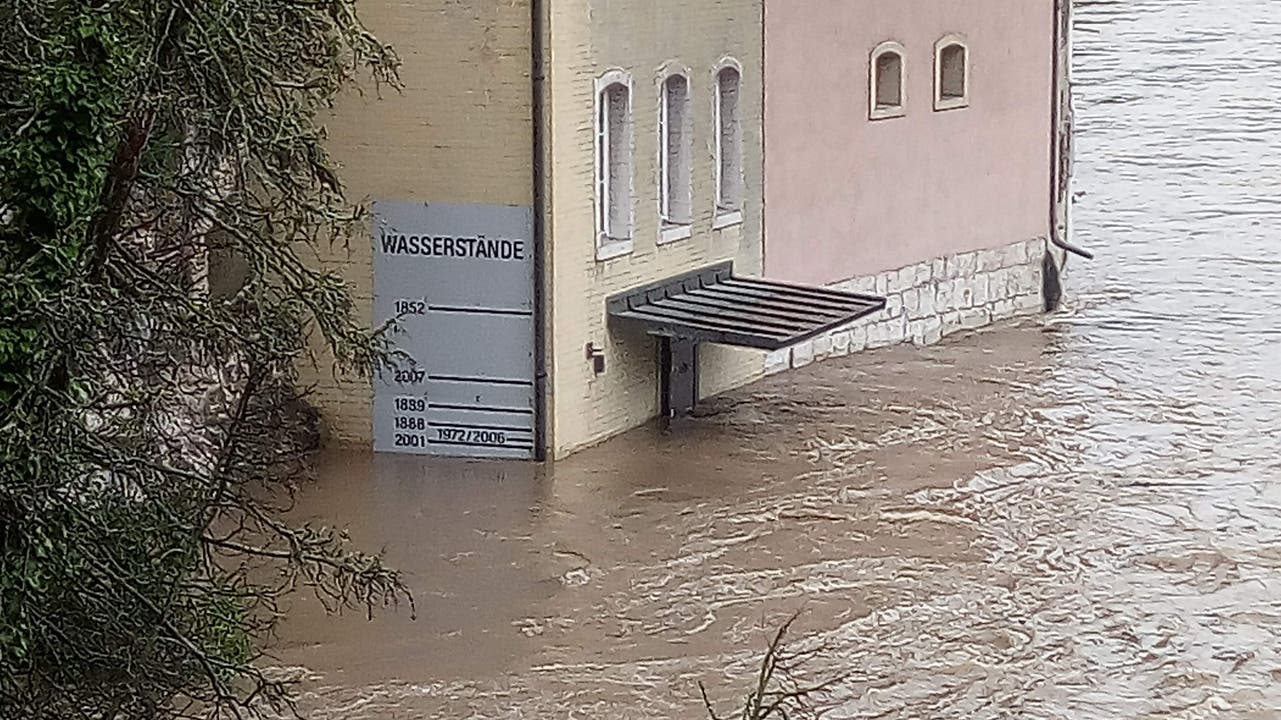 Das Hochwasser der Aare bei Olten hat schon fast den Stand von 2001 erreicht.