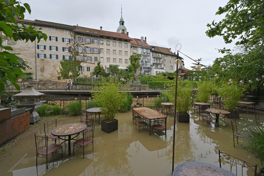 Auch die Aussenterrasse des Restaurant Schlosserei-Genussfabrik war überflutet.