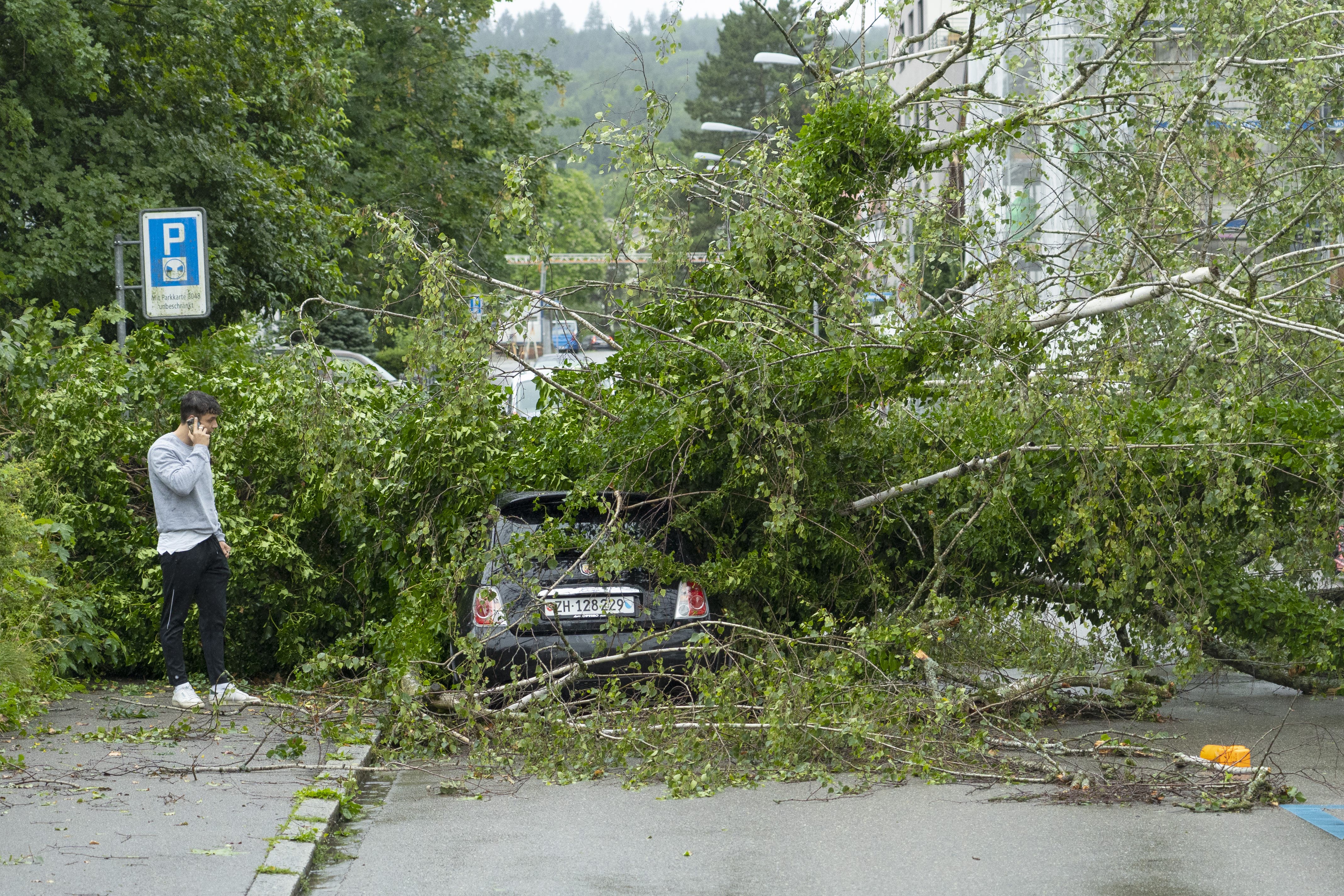 Umgestürzte Bäume und abgebrochene Äste behindern nach dem schweren Unwetter den Verkehr in der Stadt Zürich.