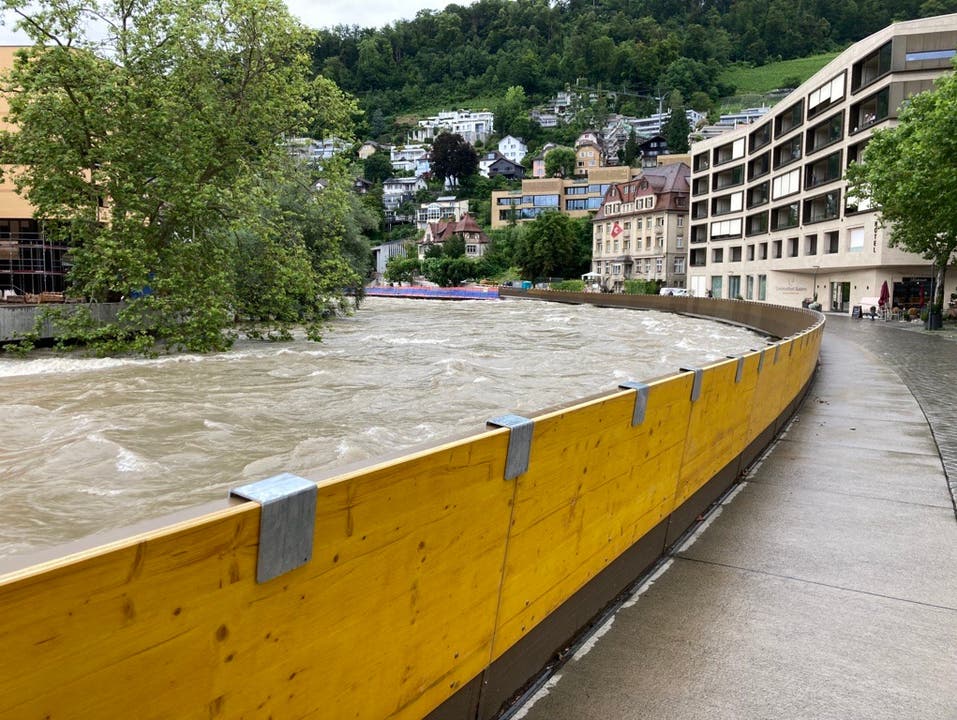 An der Ennetbadener Limmatpromenade sind Hochwasserschutzwände montiert worden.