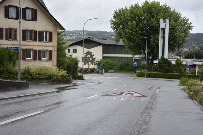 Die beiden Rechtsvortritte kurz vor dem Schulhaus bei den Einmündungen Hinterfeldstrasse (links) und Werdstrasse bleiben als einzige bestehen. 