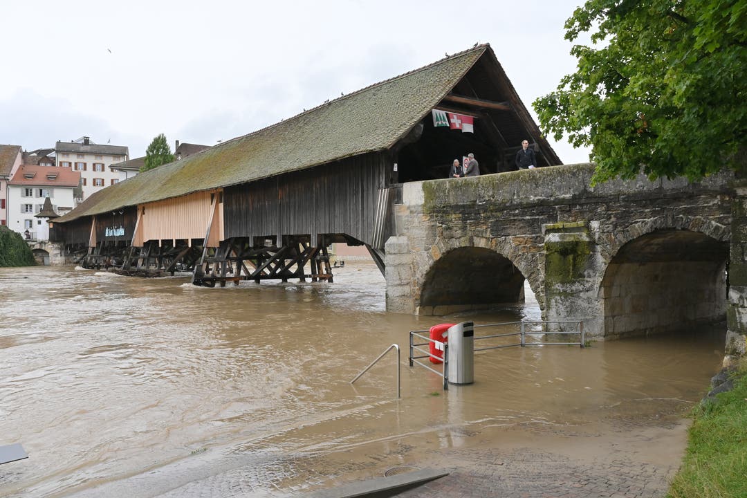 Das Hochwasser überflutet einen Teil des Ländiwegs.