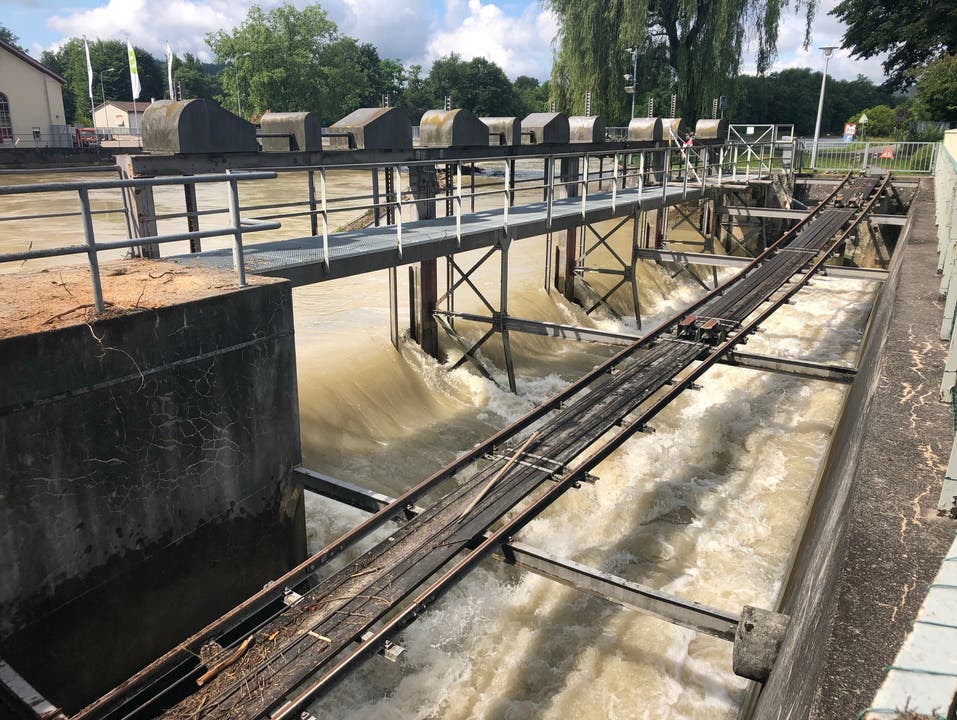 Die Wassermassen beim Aarauer Kraftwerk Eniwa haben abgenommen. 