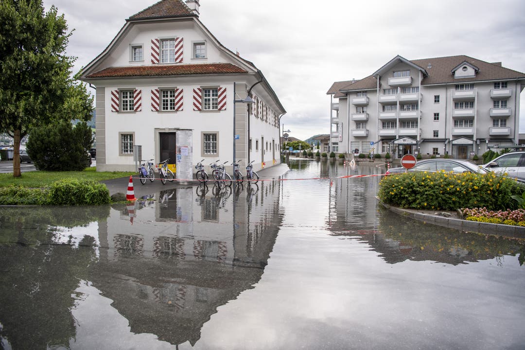 Der Dorfplatz von Stansstad ist unter Wasser