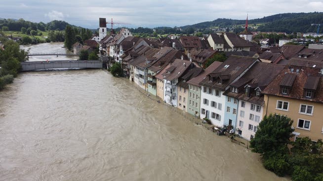 Hochwasser in Mellingen am 13.07.2021: In Mellingen führt die Reuss enorm viel Wasser. Teilweise ist sie auch über die Ufer getreten.