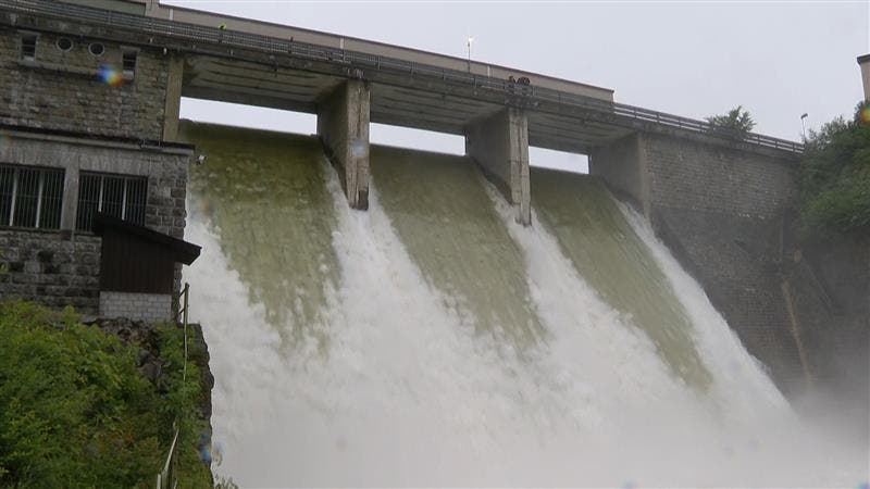 Der heftige Sturm in der Nacht auf Dienstag hat die Hochwassergefahr auch am Zürichsee verschärft. Am Dienstagabend wurde damit begonnen, den Pegel des Sihlsees abzusenken. So sollen Überschwemmungen an der Limmat verhindert werden.