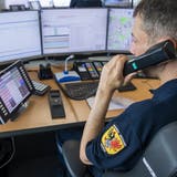Ein Genfer Feuerwehrmann nimmt einen Notruf entgegen. Am 9. Juli war dies fast in der ganzen Schweiz nur über eine Ersatznummer möglich (Martial Trezzini / KEYSTONE)