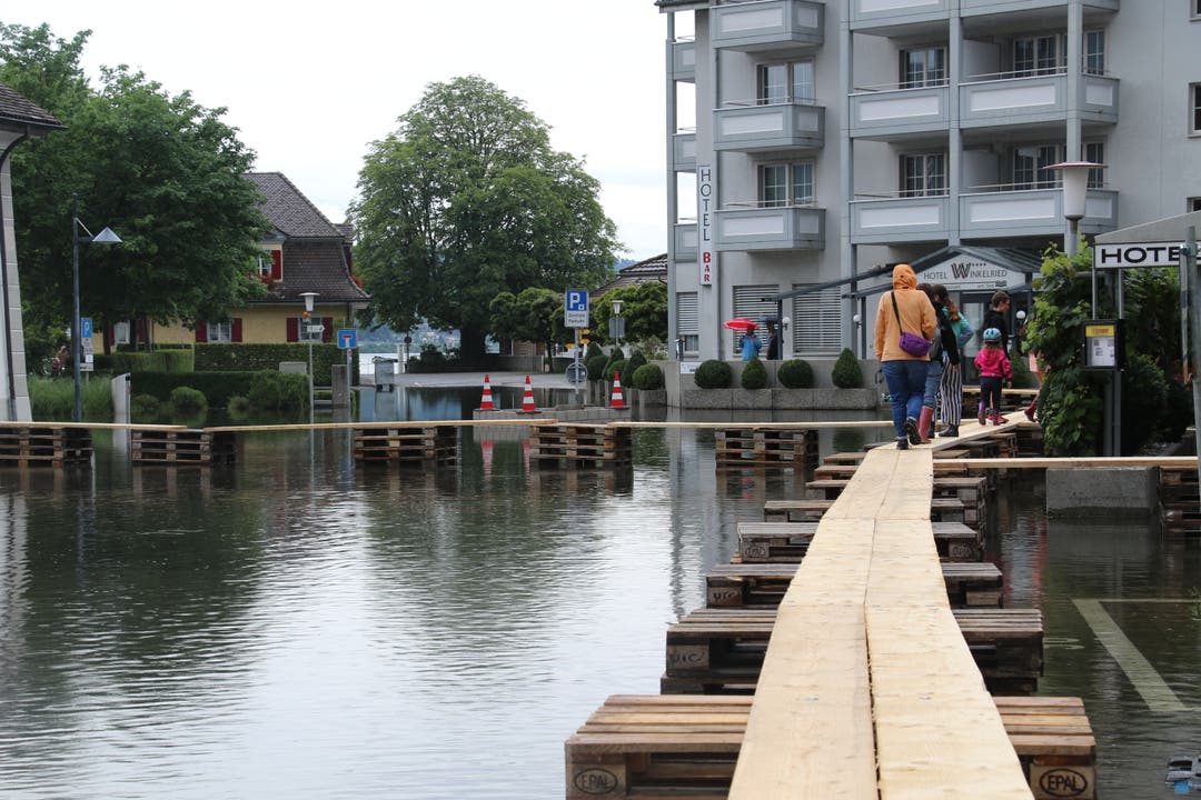 Dorfplatz Stansstad: Erste Brücken werden aufgebaut...
