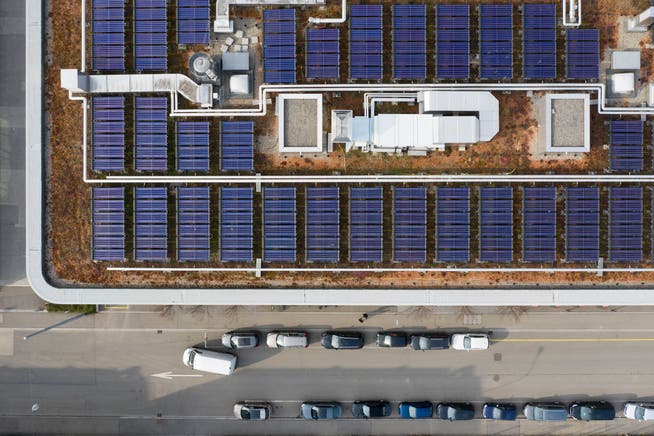 Insbesondere auf Geschäfts- und Industriegebäuden wurden letztes Jahr vermehrt Solaranlagen gebaut. (Symbolbild)