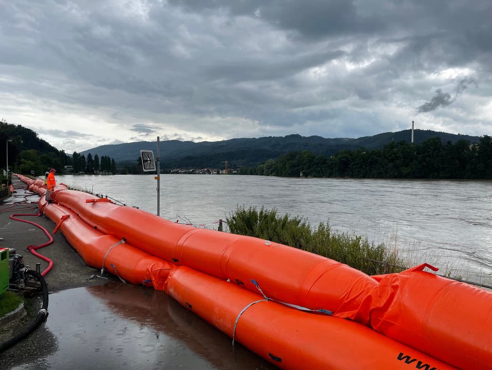 Hochwasser am Rhein: In Wallbach wurden die Beaver-Schläuche verlegt. Um sicher zu gehen, wurden mehrere Schläuche aufeinander gelegt.