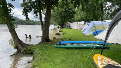 Ein Damm schützt den Campingplatz Sulz in Künten. (Zvg)