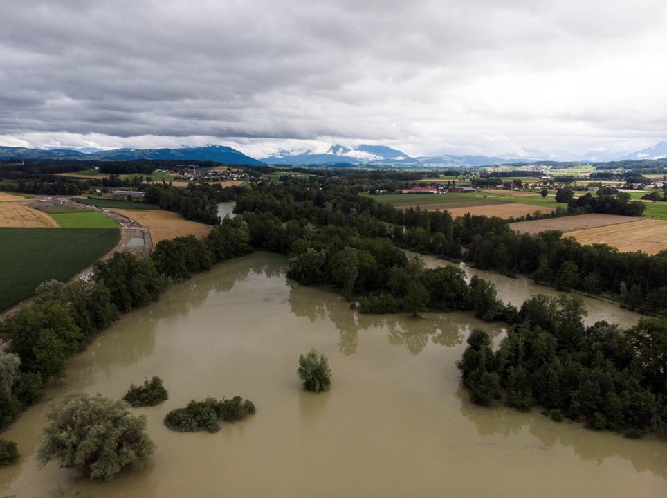 Die Reuss mit Hochwasser beim Camping Reussbrücke in Ottenbach, an der Kantonsgrenze Zürich/Aargau. 