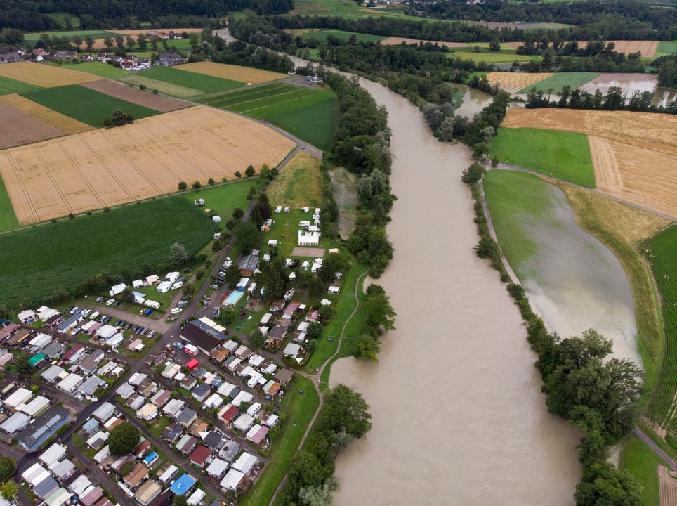 Die Reuss mit Hochwasser bei Fischbach-Göslikon, links der Campingplatz Sulz.