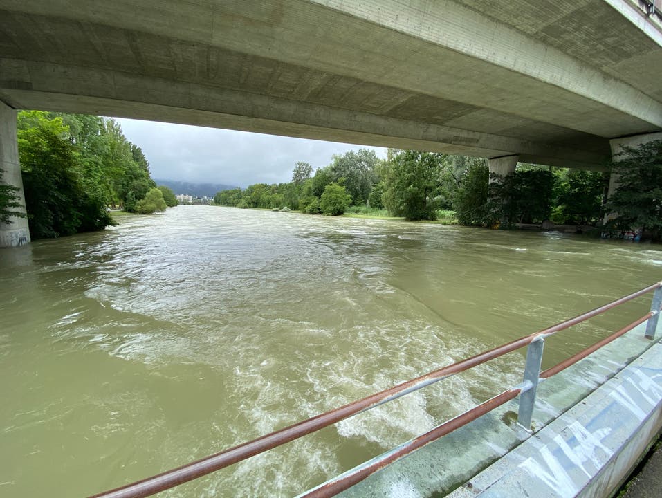 Eindrücklich sind die Wassermassen auch unter der Autobahnbrücke Glanzenberg. Die tiefer liegende Fussgängerbrücke ist gesperrt.