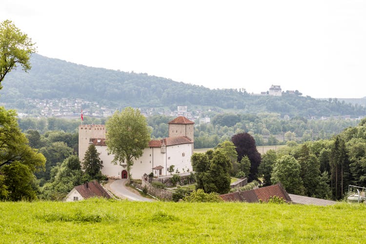 Beim Laufevent erhält man einen schönen Blick auf das Schloss Wildenstein und das Schloss Wildegg (hinten).
