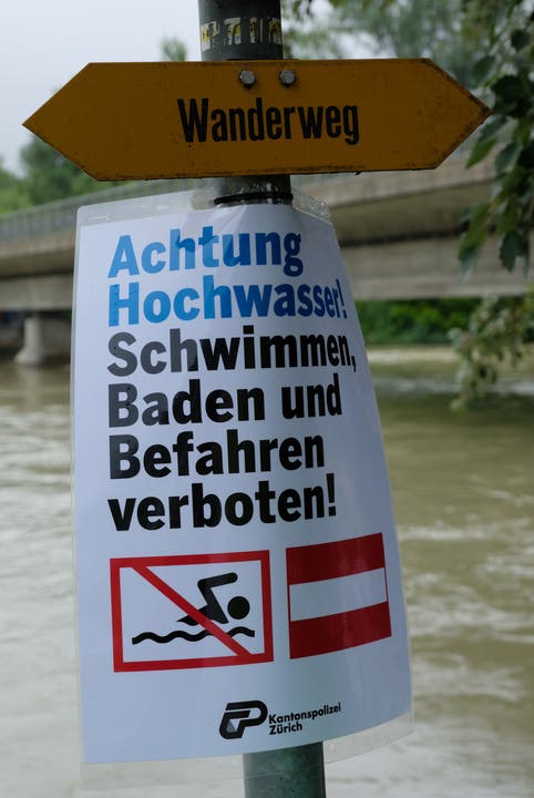 Auch wenn sich die Lage nun voraussichtlich wieder etwas bessern wird: Das Böötli-, Schwimm- und Bade-Verbot in der Limmat ist nach wie vor strikt zu beachten. Denn der Fluss ist immer noch viel zu gefährlich.