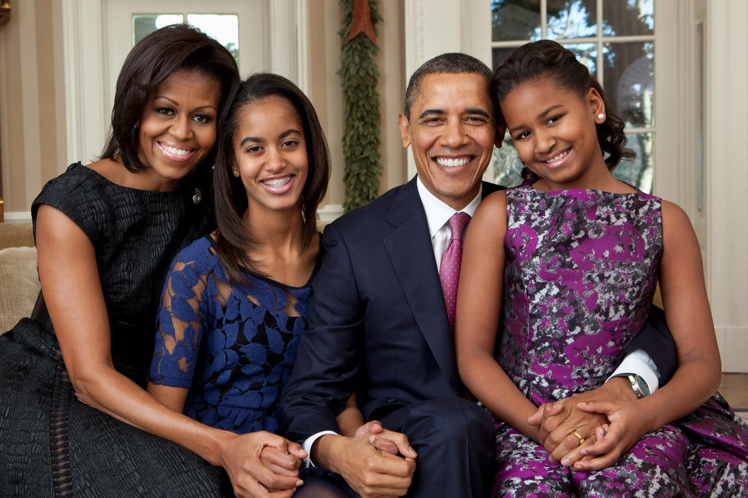 Barack Obama mit Frau Michelle und den beiden Töchtern Malia (links) uns Sasha. Auch beim ehemaligen Präsidenten der USA ist die Familie nicht aus der öffentlichen Wahrnehmung zu denken und gehört zu seinem Image. 
