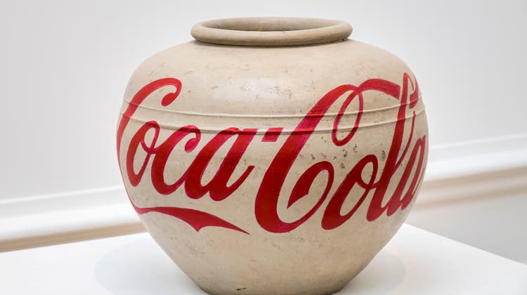 Widersprüche von Macht und Geschichte in einem Objekt vereint: Ai Weiwei «Coca-Cola Vase», 2014. (Alamy / www.alamy.com)