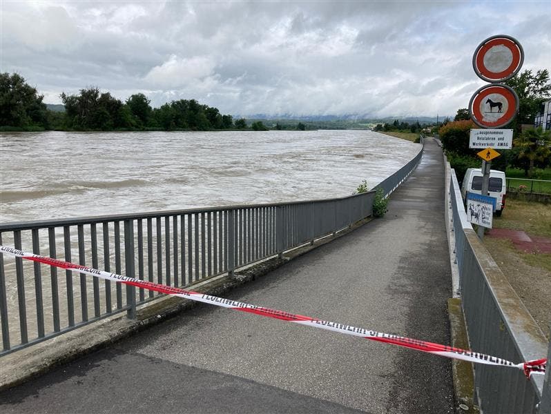 Auch an der Aarebrücke in Döttingen fehlt nicht viel, dass das Wasser ein gesperrtes Stück des Fusswegs am Aaredamms überschwemmt.