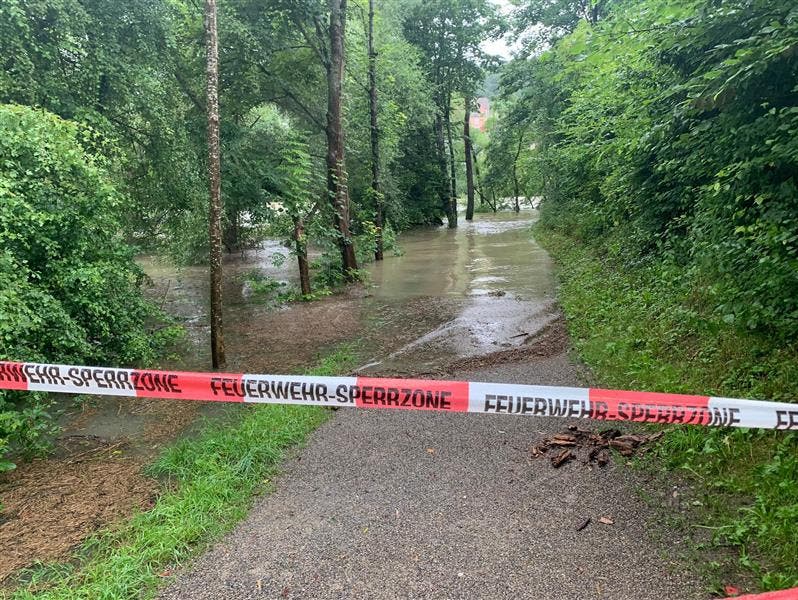 Bei der Badi-Wiese und dem Restaurant Uferlos in Brugg gibt es wegen dem Aare-Hochwasser kein Durchkommen mehr.