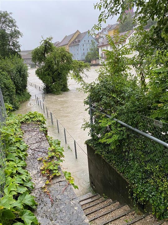 Die Limmatpromenade in Baden ist überschwemmt.