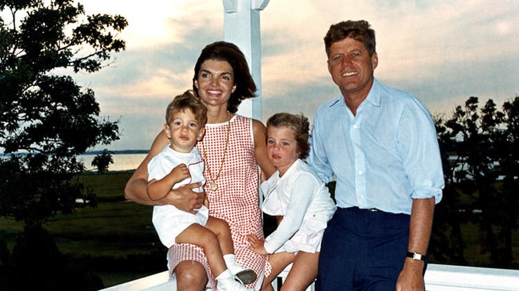 John F. Kennedy mit seiner Frau Jacqueline Kennedy Onassis, Tochter Caroline und seinem Sohn John F. Kennedy jr. Die Kennedys sind so etwas wie die Royal Family der USA und damit seit Generationen im Rampenlicht. (Bild: Alamy)