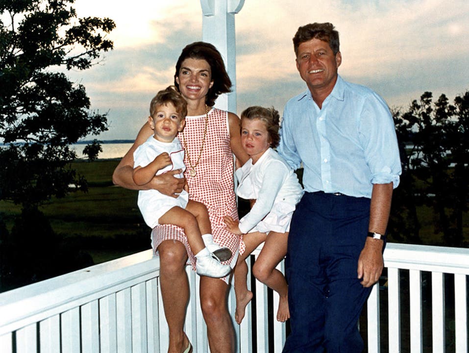 John F. Kennedy mit seiner Frau Jacqueline Kennedy Onassis, Tochter Caroline und seinem Sohn John F. Kennedy jr. Die Kennedys sind so etwas wie die Royal Family der USA und damit seit Generationen im Rampenlicht.
