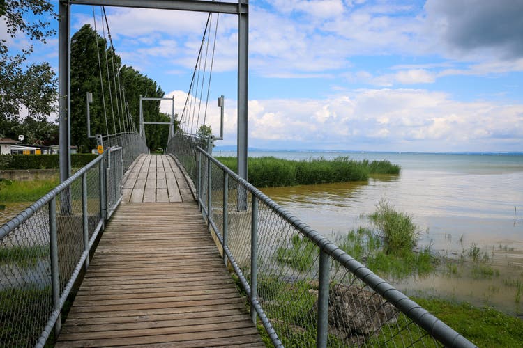 Steht man auf dieser Brücke am Bodensee in Steinach, hat man die zehn Kilometer bereits hinter sich gebracht.