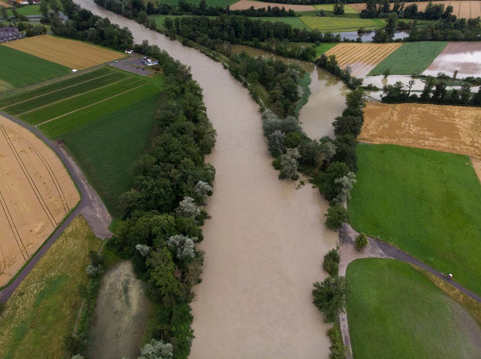 Die Reuss mit Hochwasser bei Fischbach-Göslikon.