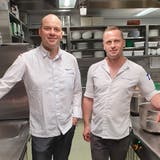 Küchenchef Christian Göpel (links) und Sous-Chef Robert Fiedler verantworten die Küche des Restaurants Wave. (Bild: PD)
