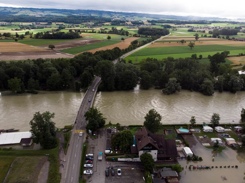 Die Reuss mit Hochwasser beim Camping Reussbrücke in Ottenbach, an der Kantonsgrenze Zürich/Aargau. 