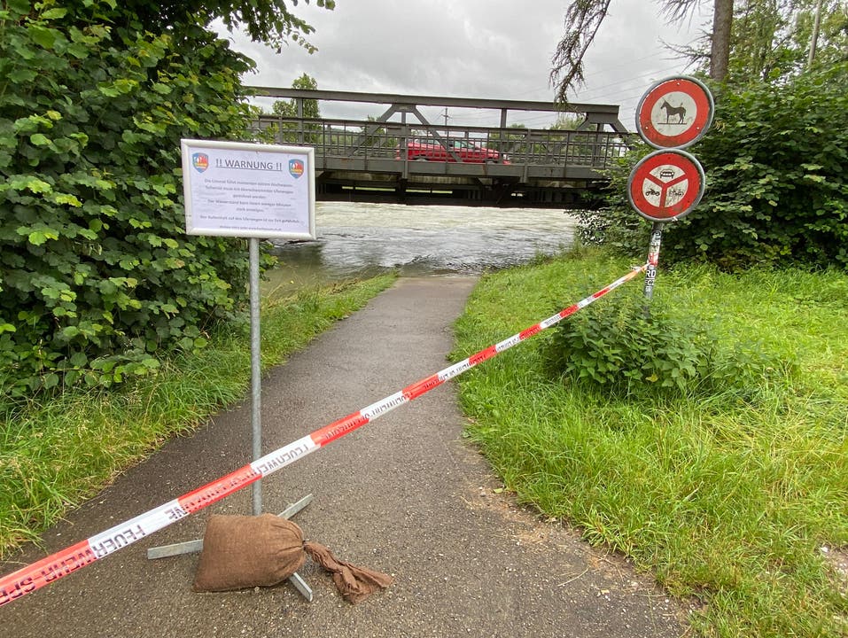 Auch der Uferweg unter der Strassenbrücke beim Giessen-Areal, dem gemeinsamen Industriequartier von Dietikon und Unterengstringen, ist abgesperrt. Der Grund ...