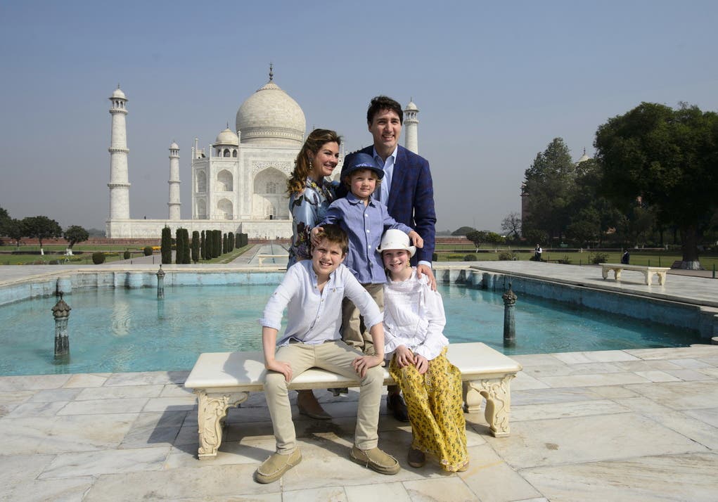 Der Kanadische Premierminister Justin Trudeau inszeniert sich ebenfalls gerne als Familienvater. Hier mit seiner Frau Sophie Gregoire Trudeau und den Kindern Xavier, Ella-Grace und Hadrien beim Taj Mahal in Indien.