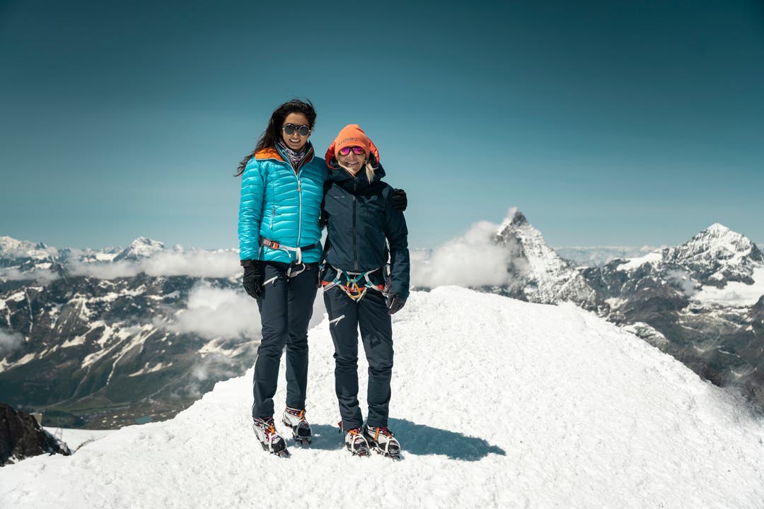 Raha Moharrak mit Bergführerin Caroline George auf dem Breithorn.