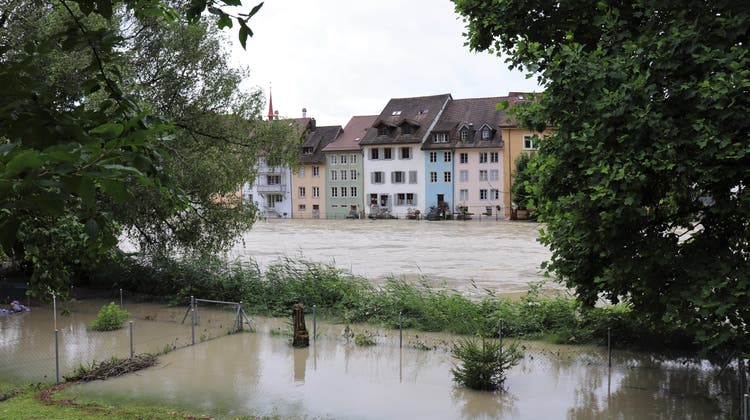 Bereits jetzt sind viele Gärten an den Ufern der Reuss in Mellingen überschwemmt. Für die Gebäude der Altstadt wurden weitere Massnahmen getroffen. (Sarah Kunz)