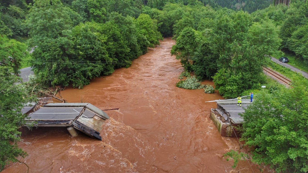 Rheinland-Pfalz: In der Nähe der Ortschaft Speicher ist eine Brücke über die Kyll vom Hochwasser weggerissen worden.