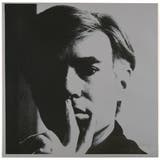 Andy Warhols «Self-Portrait» (1966): Der verdunkelte Blick ist ein Topos des Geheimnisvollen, genauso wie auch die Hand, die mit einem Finger den Mund versiegelt. (Jonas Haenggi / Kunstmuseum Basel)