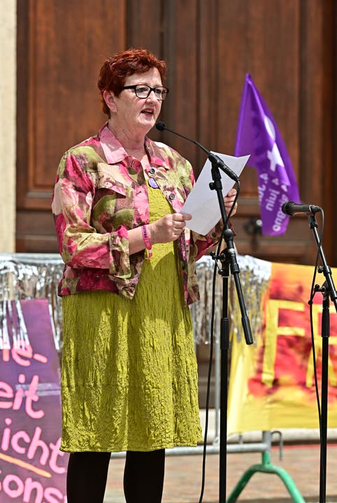 Iris Schelbert spricht am Frauenstreik 2019 in Olten.