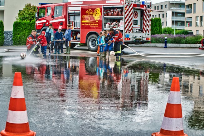 Hier ist Geschicklichkeit gefragt: Die Kinder müssen den Ball mit dem Wasserstrahl ins Tor befördern.