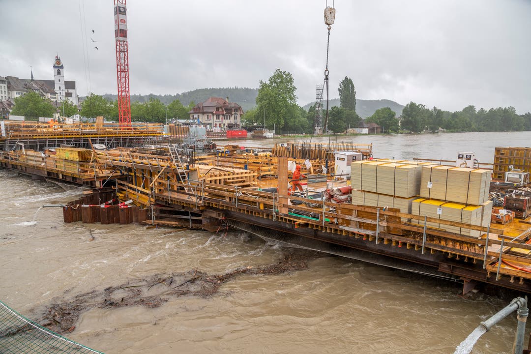 Das Wasser überschwemmt die Baustelle der Kettenbrücke fast.