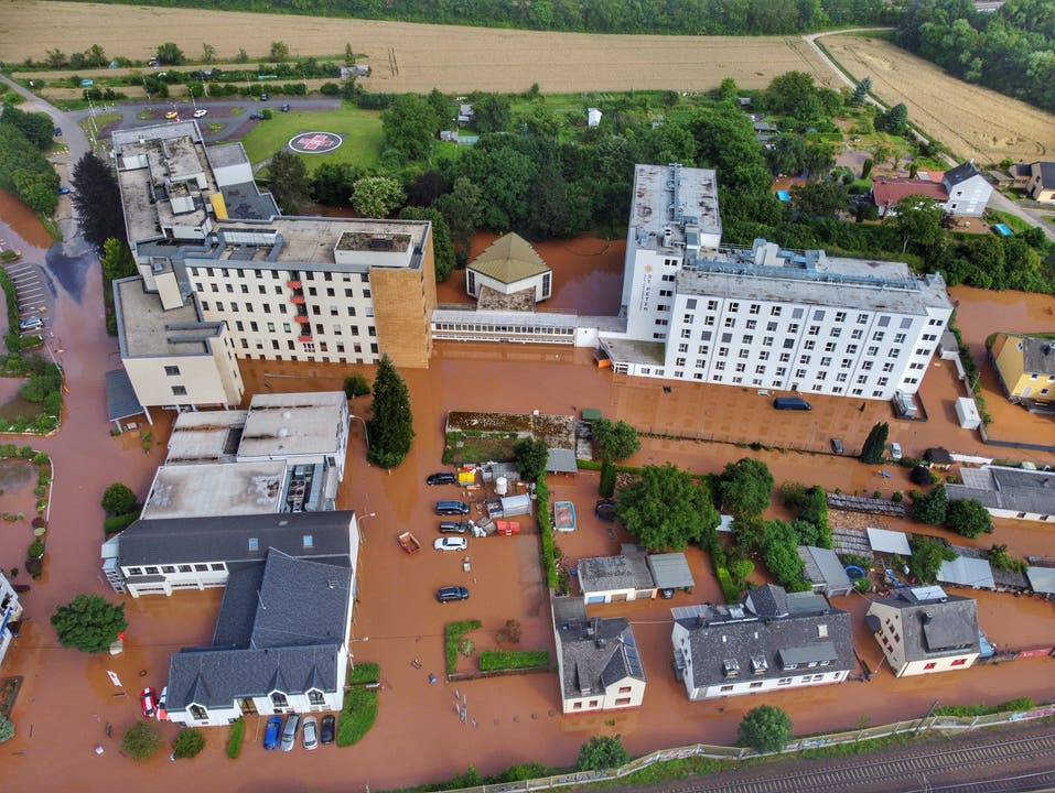Nordrhein-Westfalen, Trier: Das Klinikum Mutterhaus Ehrang steht unter Wasser und wurde komplett notevakuiert.