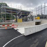 Die Einfahrt in die neue Tiefgarage beim Bahnhof Wohlen, die bald eröffnet werden wird. (Marc Ribolla)