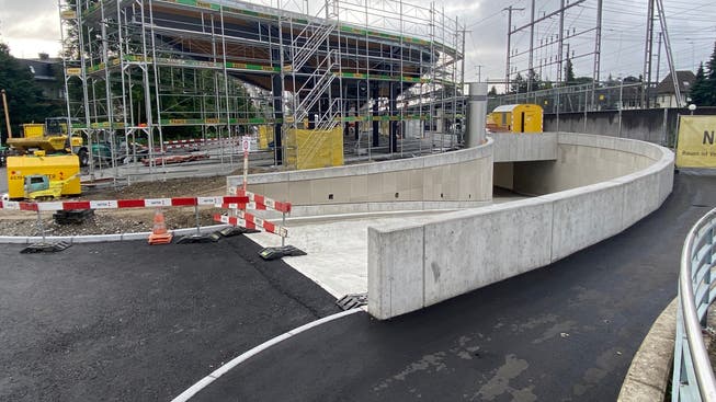 Die Einfahrt in die neue Tiefgarage beim Bahnhof Wohlen, die bald eröffnet werden wird.