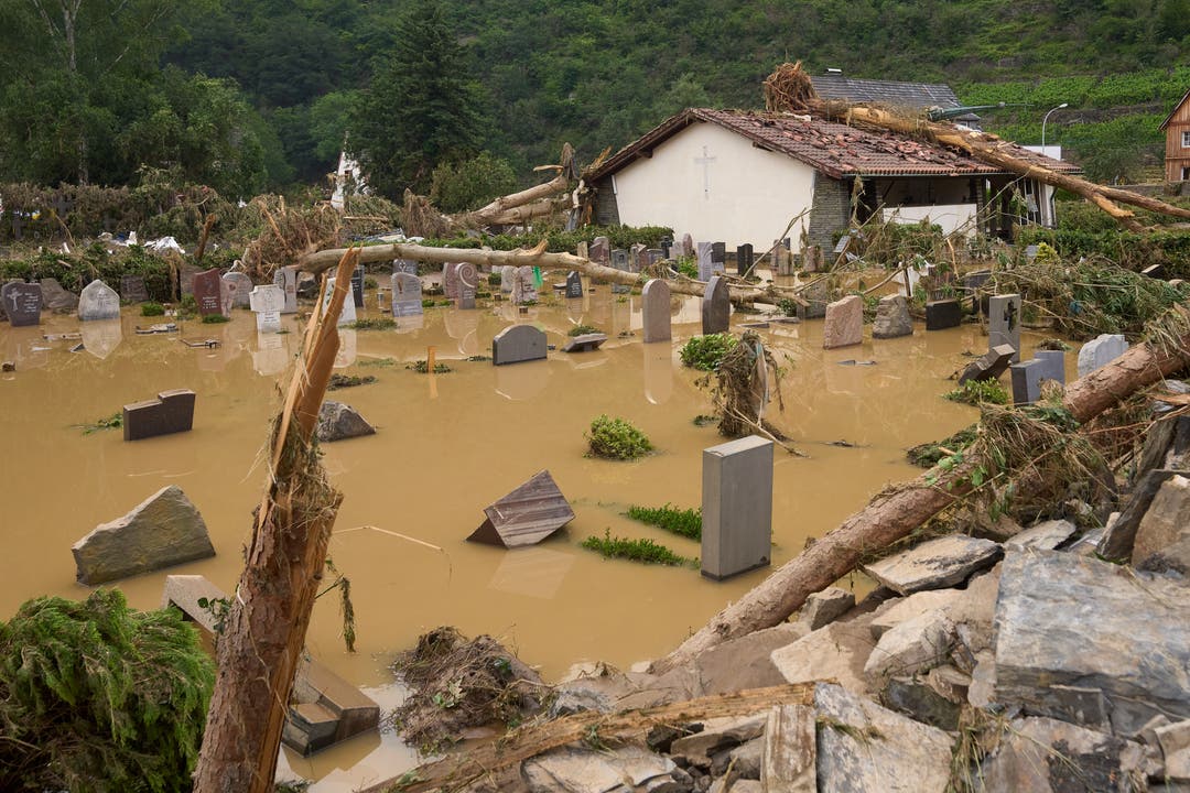 Rheinland-Pfalz: Der Friedhof in Altenahr ist vom Hochwasser überflutet.