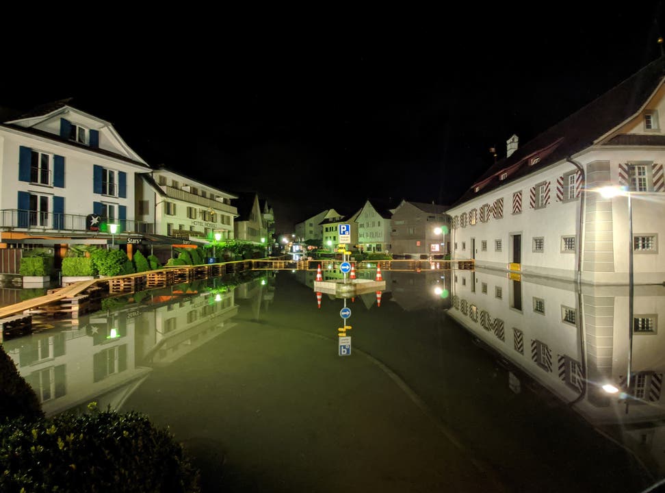 Der Dorfplatz in Stansstad, mitten in der Nacht. 
